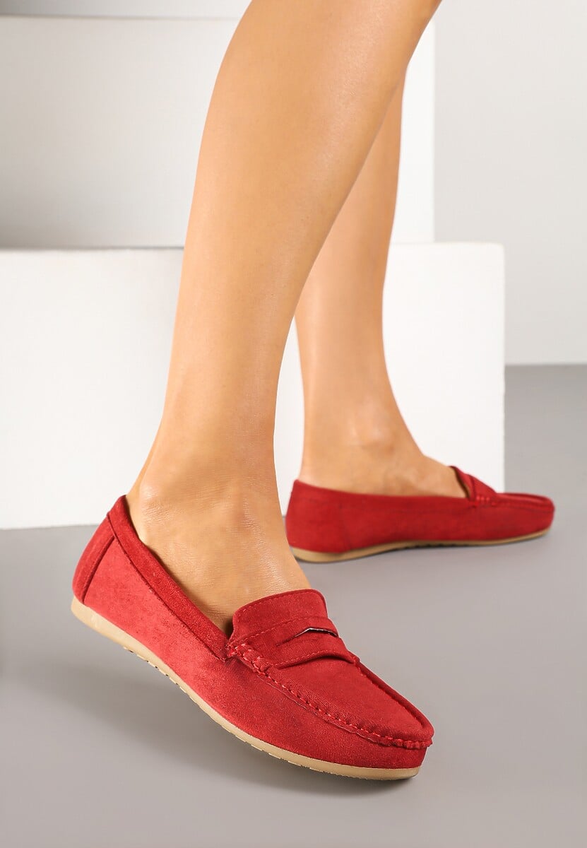 Czerwone Mokasyny z Ozdobnymi Przeszyciami Rivgis