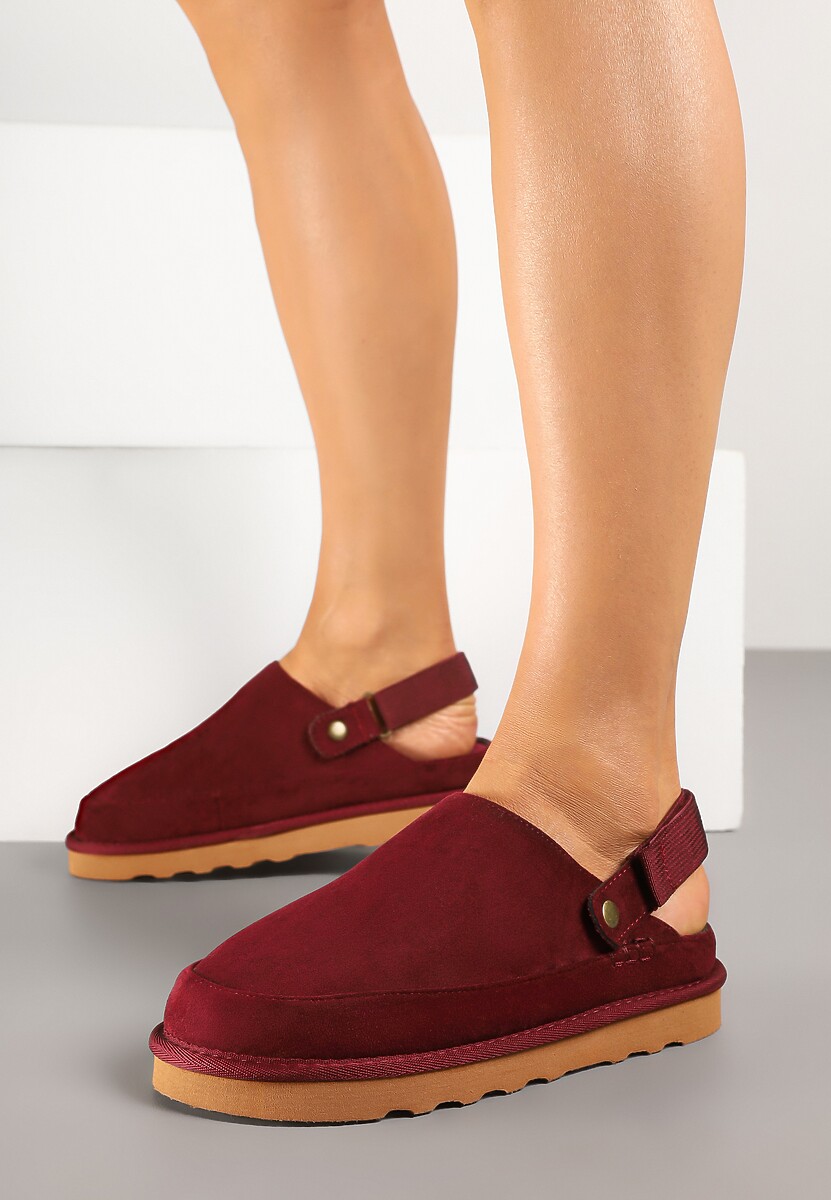 Bordowe Klapki w Stylu Chodaków z Paskiem Podtrzymującym Piętę Firgis