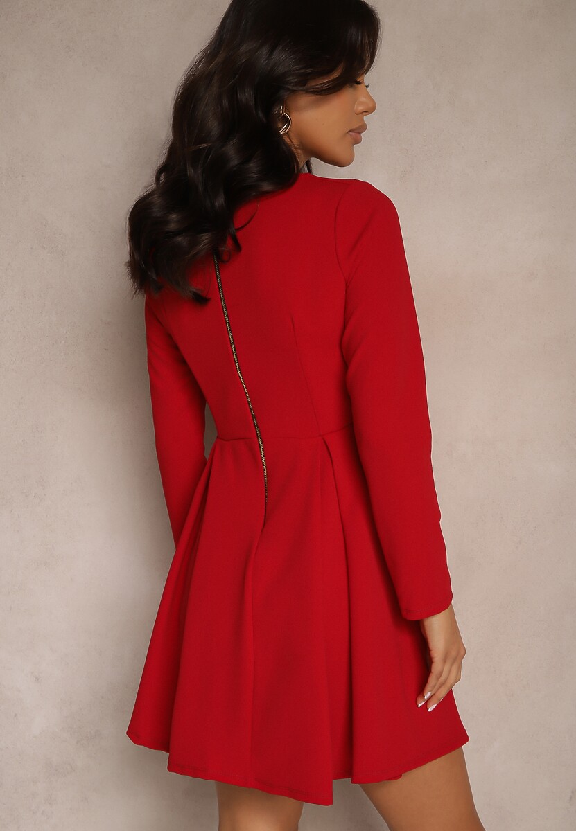 Czerwona Rozkloszowana Sukienka o Klasycznym Kroju Temiriela