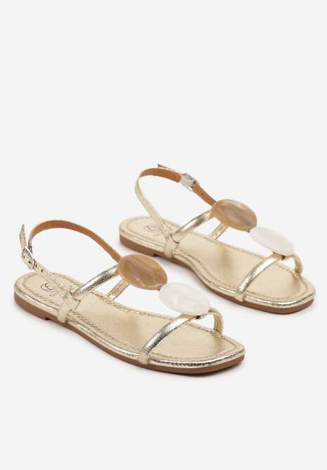 Złote Sandały na Płaskiej Podeszwie z Aplikacją Nitissa