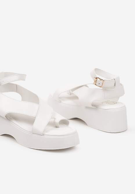 Białe Sandały Japonki na Platformie Ozdobione Wycięciami Greadia
