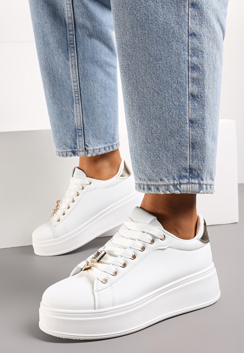 Biało-Złote Sneakersy na Platformie z Metalowymi Zawieszkami i Cyrkoniami Nioko