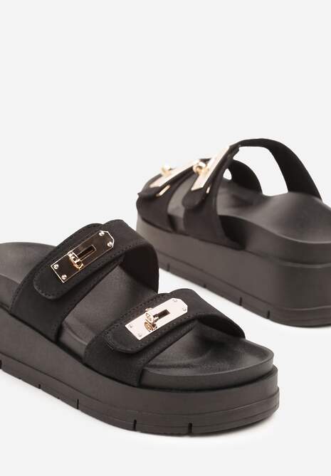 Czarne Klapki na Koturnie Zdobione Metalicznymi Aplikacjami Lilivaria