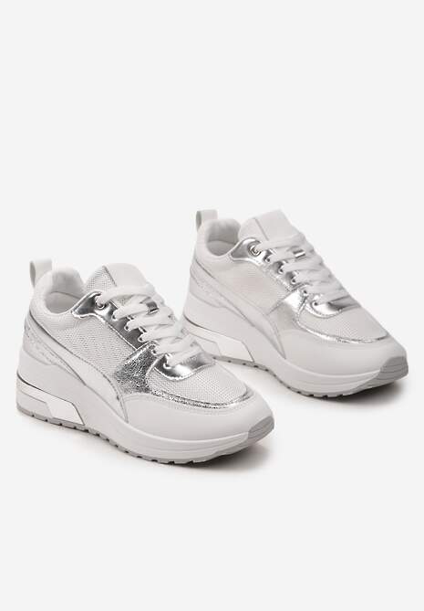 Biało-Srebrne Sneakersy na Niewysokim Koturnie z Metalicznymi Naszywkami Swerdia