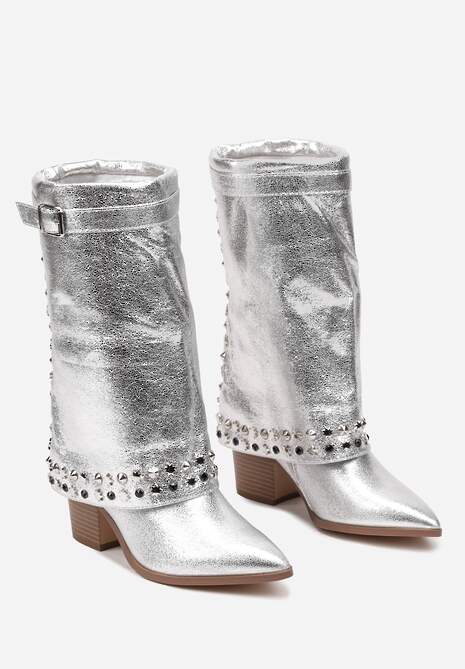 Srebrne Kozaki Kowbojki na Słupku Ozdobione Klamrą Ćwiekami i Wywiniętą Cholewką Izavira