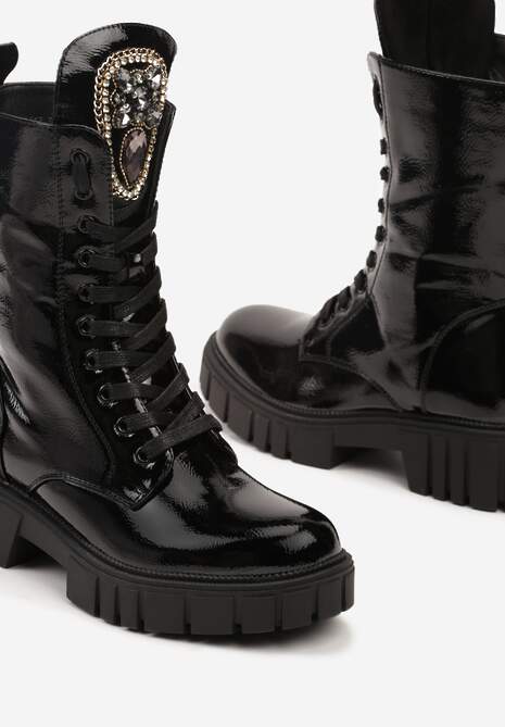 Czarne Botki Lakierowane w Stylu Workerów na Platformie z Tłoczeniem i Cyrkoniami Bellinnora