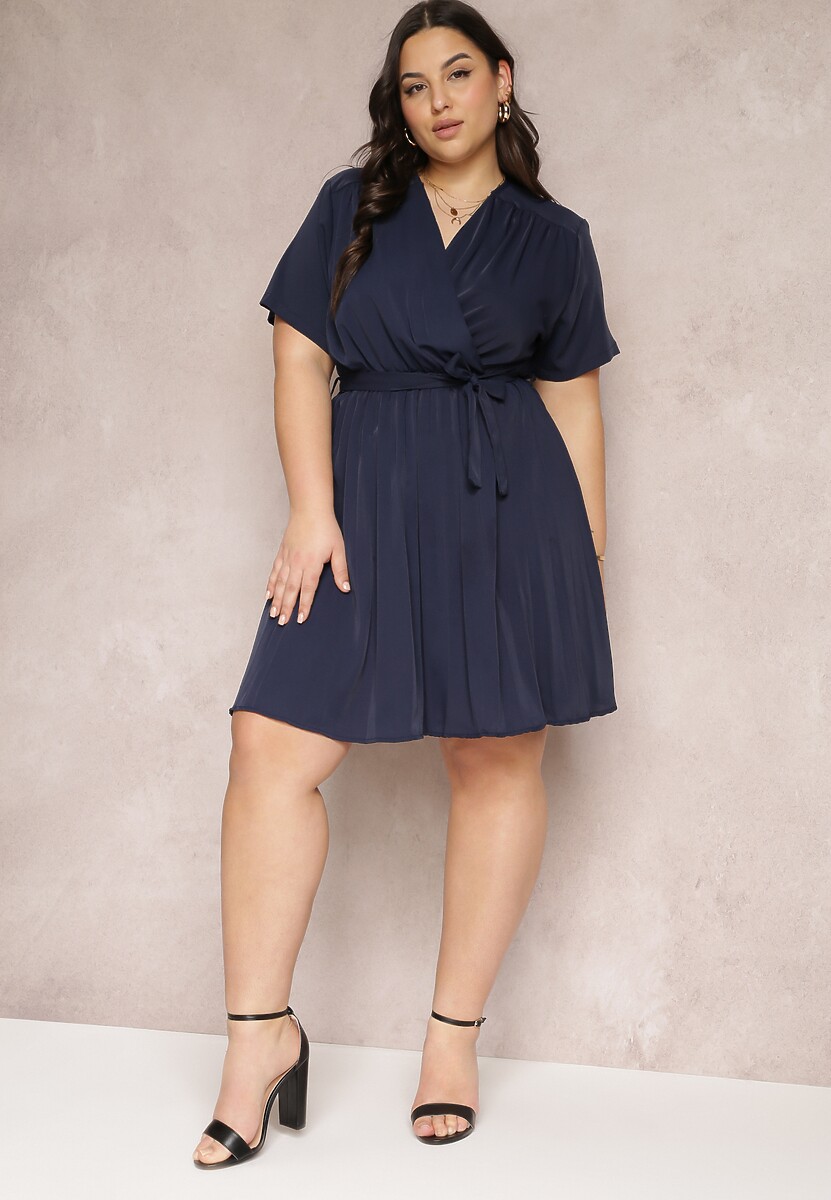Granatowa Sukienka z Gumką w Pasie i Kopertowym Dekoltem Azrah