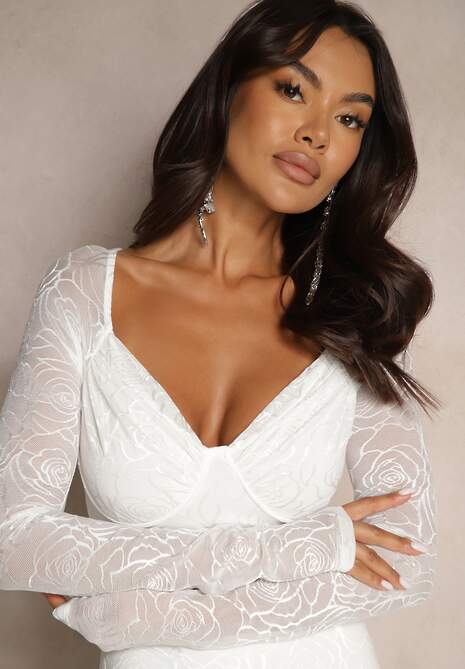 Biała Siateczkowa Sukienka o Dopasowanym Kroju z Marszczeniem Emoritria