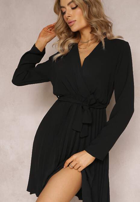 Czarna Sukienka Plisowana z Materiałowym Paskiem Jaresa