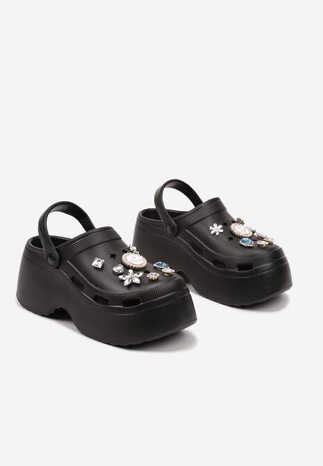 Czarne Klapki na Platformie z Wycięciami i Cyrkoniami Wilarna