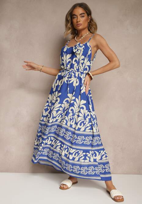 Niebieska Rozkloszowana Sukienka z Wiskozy Zdobiona Broszką i Wiązaniem Marionela