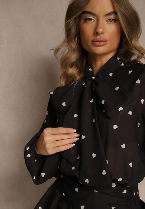 Czarna Sukienka o Rozkloszowanym Kroju z Nietoperzowymi Rękawami i Wiązaniem Mironaria