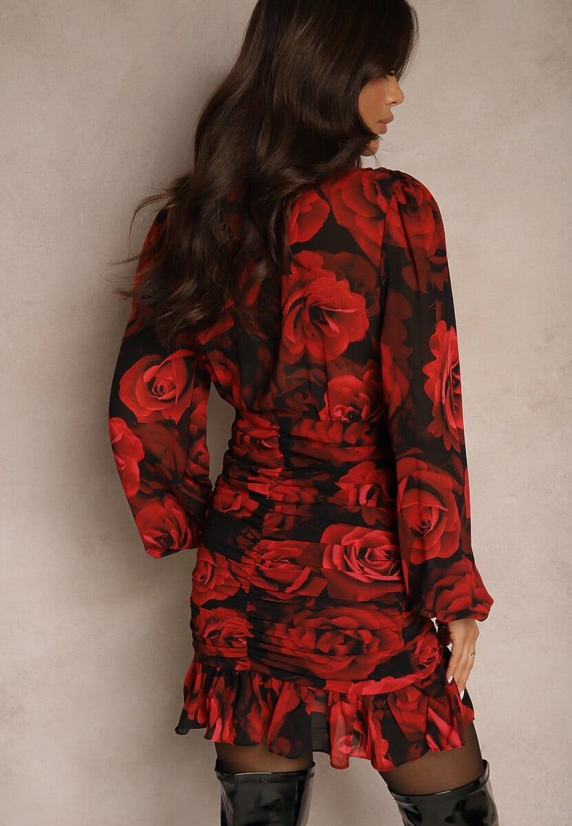 Czerwono-Czarna Marszczona Sukienka o Kopertowym Kroju z Falbankami Zdobiona Wzorem w Róże Cealira