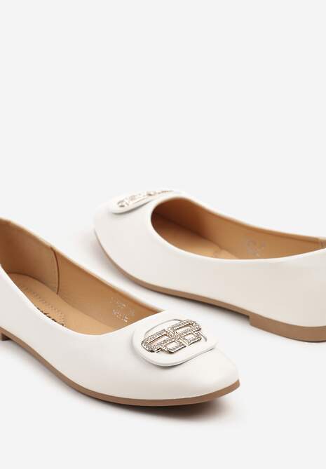 Białe Balerinki Ozdobione Metaliczną Aplikacją Zelfitis