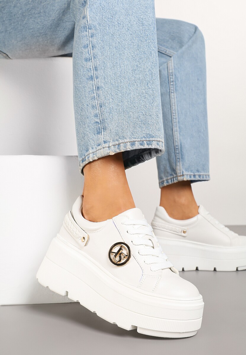 Białe Sneakersy Vices na Platformie Ozdobione Metaliczną Aplikacją Tatellia