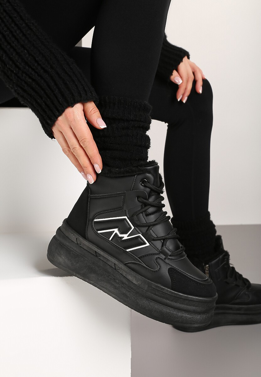 Czarne Sznurowane Sneakersy na Tłoczonej Platformie Ozdobione z Boku Aplikacją Neathalie
