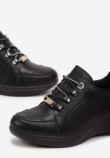 Czarne Sneakersy ze Skórzaną Wkładką Ozdobione Napisami na Koturnie Dorvalia