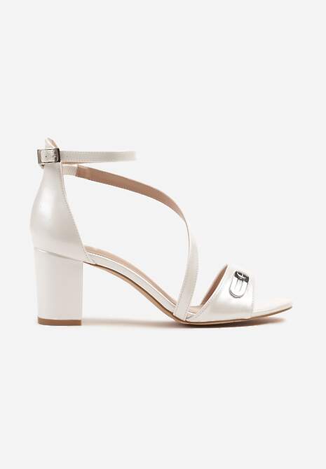 Białe Sandały na Słupku Ozdobione Metaliczną Aplikacją Redauve