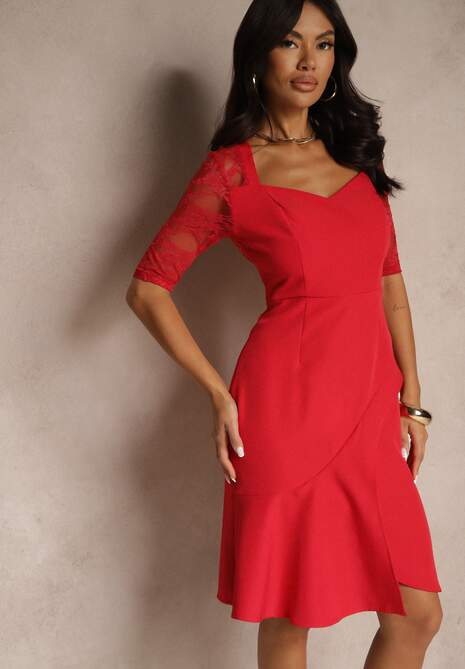 Czerwona Dopasowana Sukienka Vices o Asymetrycznym Fasonie Zdobiona Koronką Natileira