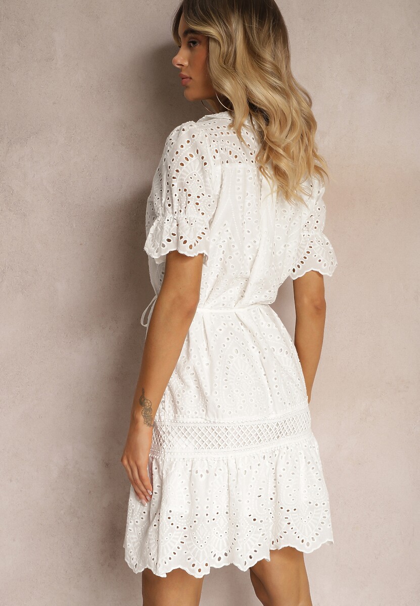 Biała Sukienka Boho z Bawełny Ozdobiona Ażurowym Wzorem Falbaną i Przewiązana Paskiem Nelah