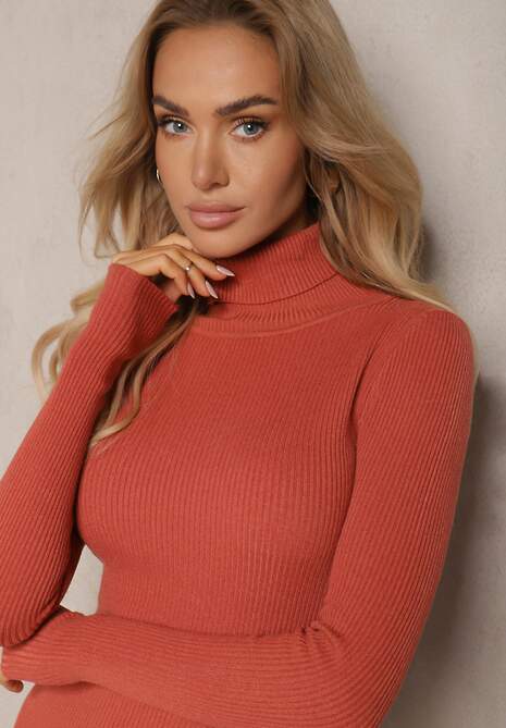 Pomarańczowa Prążkowana Sukienka o Dopasowanym Kroju z Golfem Linarielle