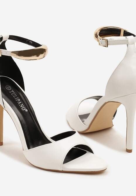 Białe Sandały na Szpilce z Eleganckim Zdobieniem przy Kostce Idarelle