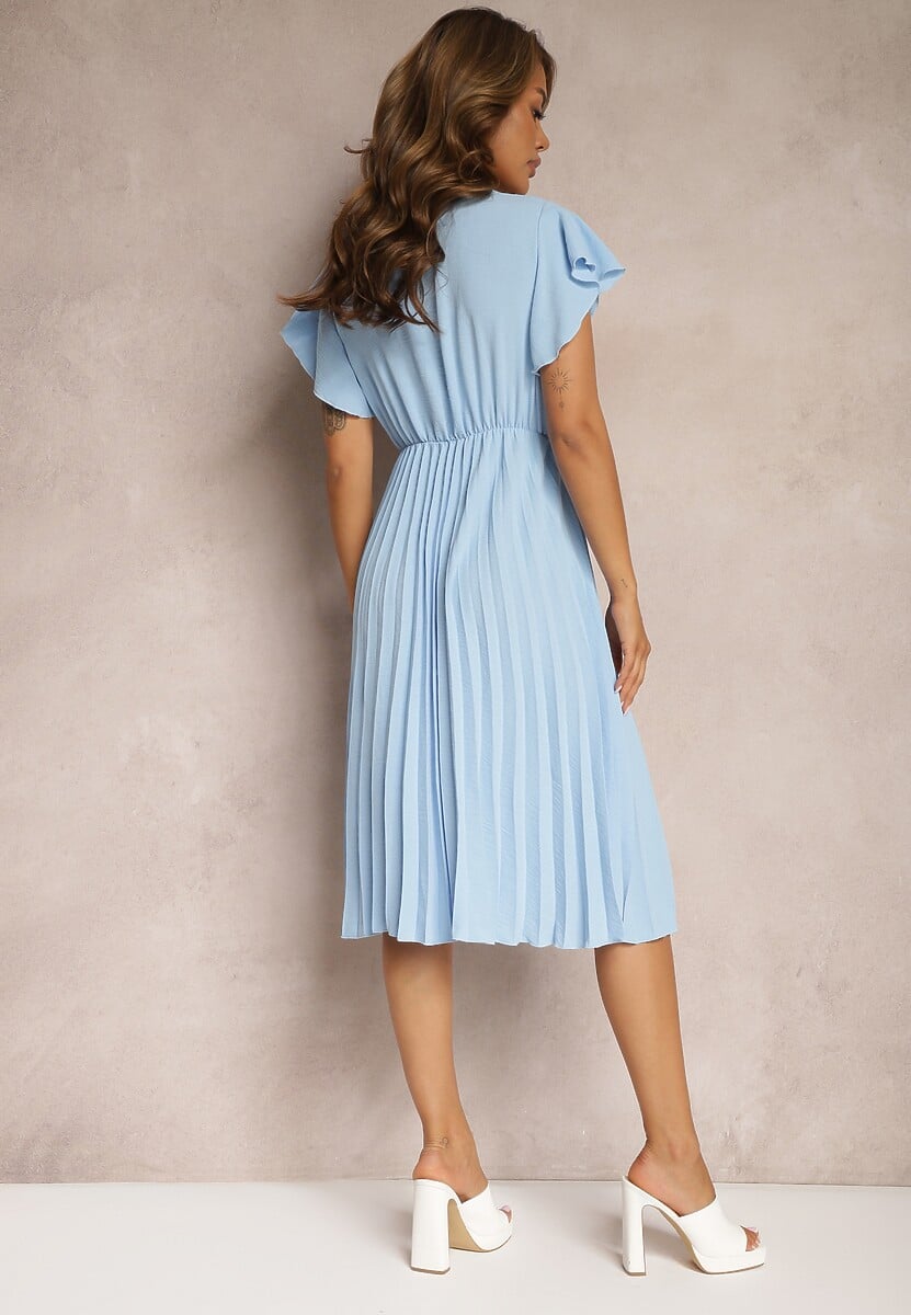 Jasnoniebieska Rozkloszowana Sukienka z Plisami i Dekoltem w V Rissari