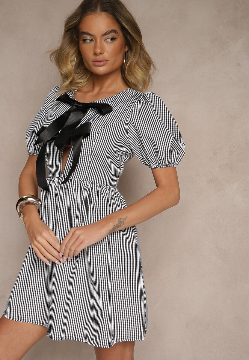 Czarna Retro Sukienka w Kratkę Vichy o Rozkloszowanym Kroju z Wiązaniem Temarea