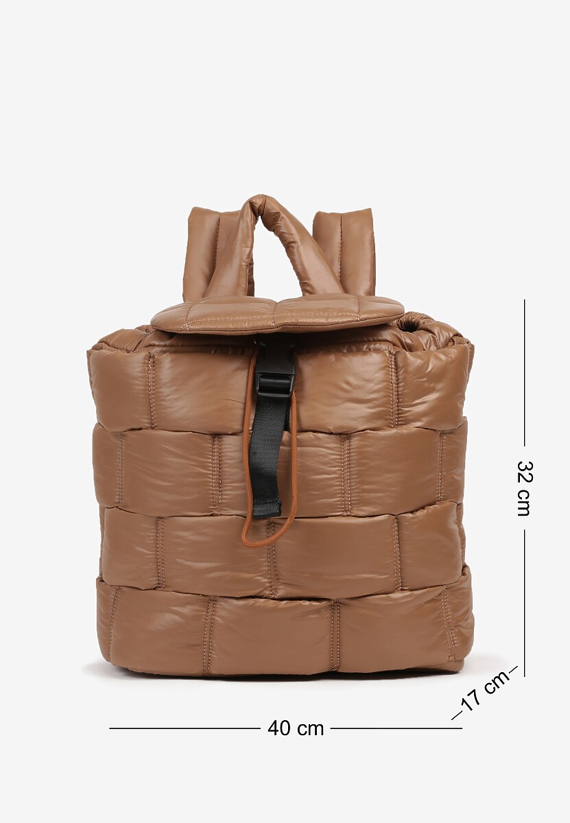 Czarny Plecak z Klapą i Ściągaczem Zdobiony Pikowaniem 3D Revitta