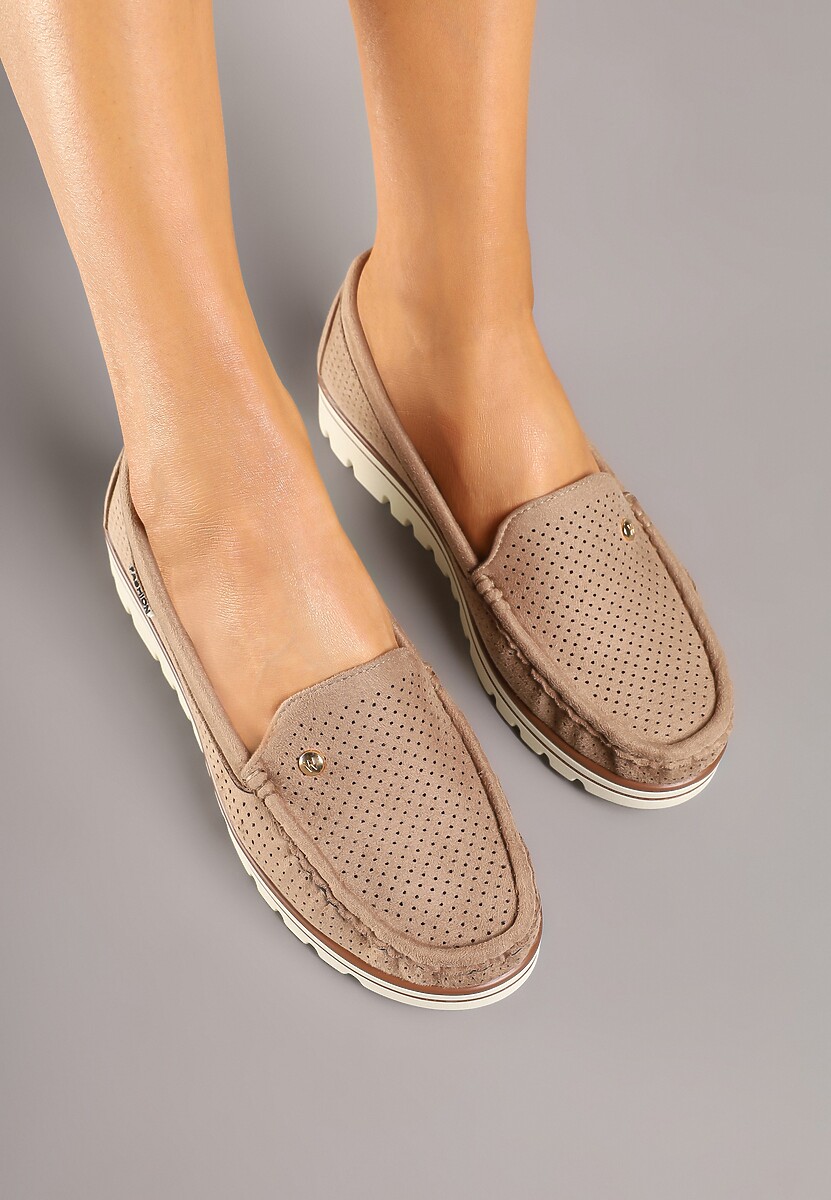 Ciemnobeżowe Mokasyny z Metaliczną Ozdobą i Perforacją Zairina