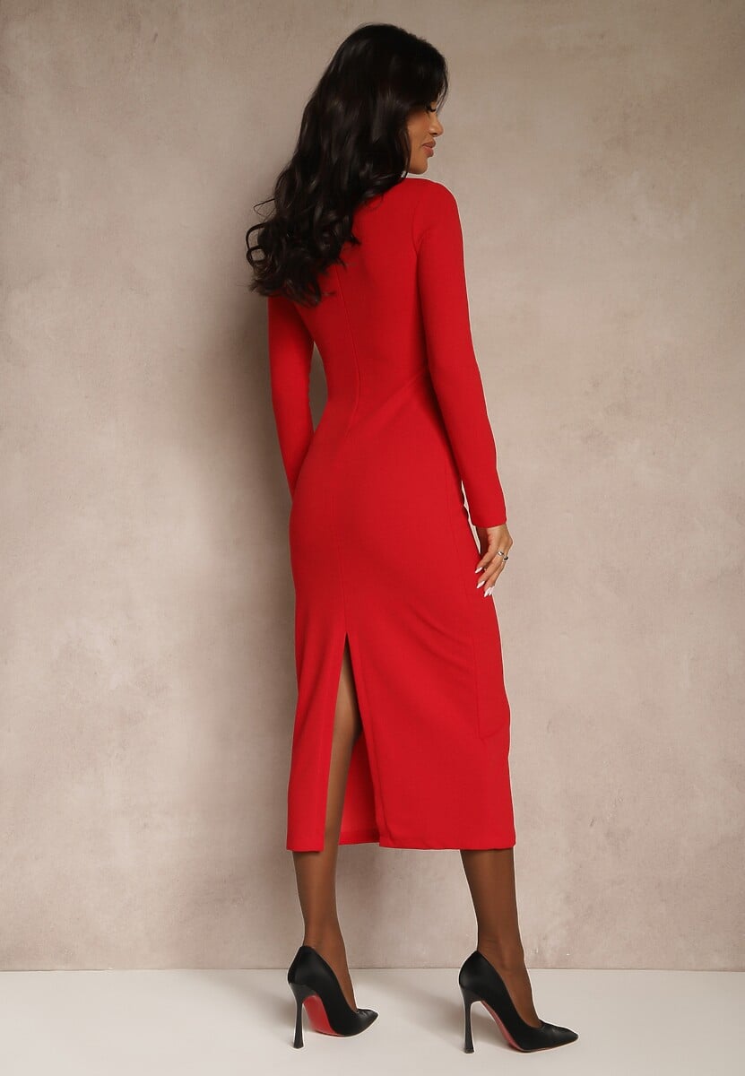 Czerwona Sukienka o Dopasowanym Kroju z Ozdobnym Wycięciem Worfedi