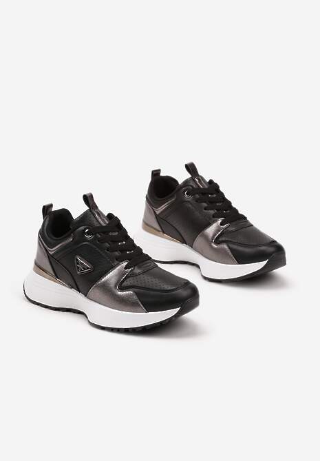 Czarne Sneakersy z Metalicznymi Ozdobami i Perforacją Larivna