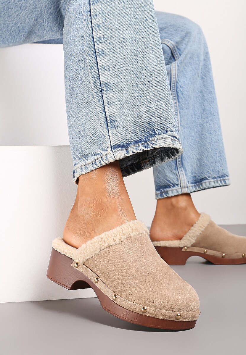 Brązowe Klapki na Słupku w Stylu Chodaków Ozdobione Nitami i Futerkiem Serratta