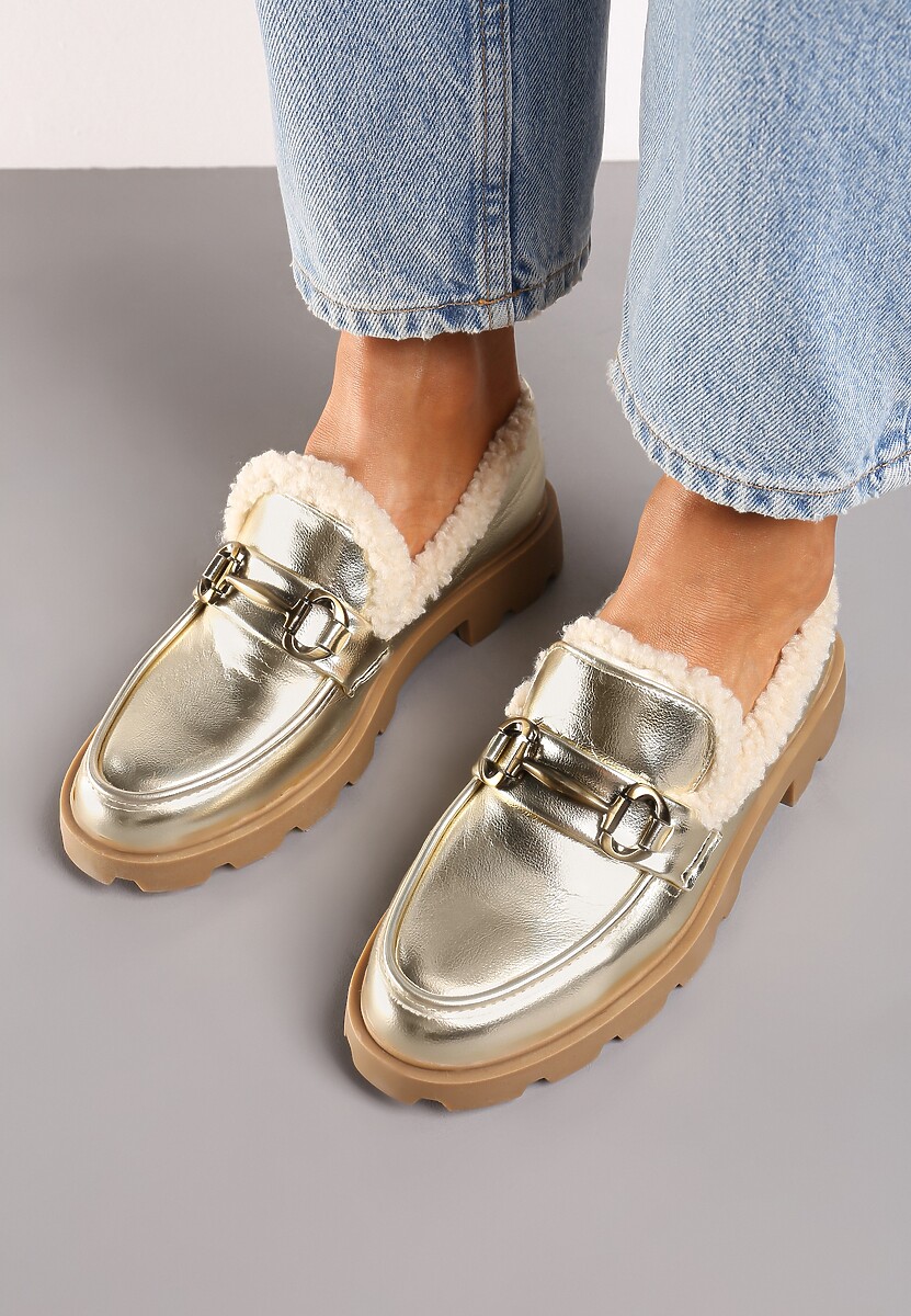 Złote Mokasyny na Płaskiej Podeszwie ze Sztucznym Futerkiem i Metaliczną Klamrą Lerilisse