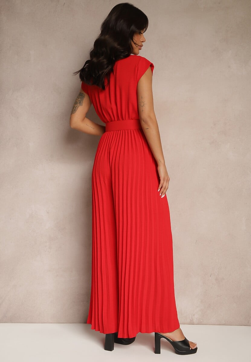 Czerwony Kopertowy Kombinezon Wide Leg Zdobiony Plisami i Paskiem z Klamrą Salirella