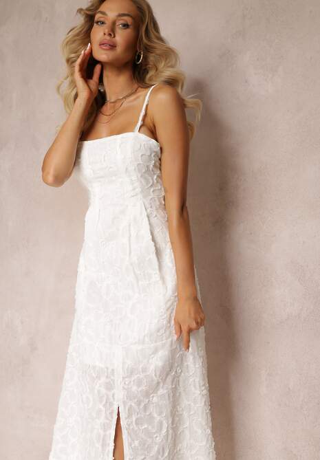 Biała Sukienka z Delikatną Fakturą i Rozcięciem na Dole Kendia