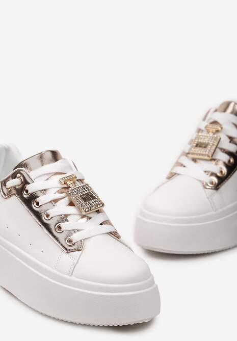 Biało-Szampańskie Sneakersy z Metaliczną Zawieszką na Sznurówkach Ozdobioną Cyrkoniami Edosa