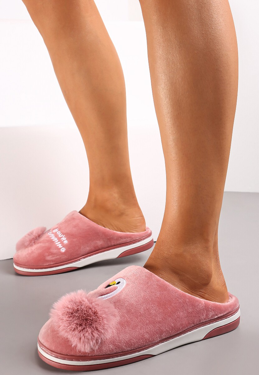 Ciemnoróżowe Kapcie na Płaskiej Podeszwie z Pomponem i Haftem Xamela