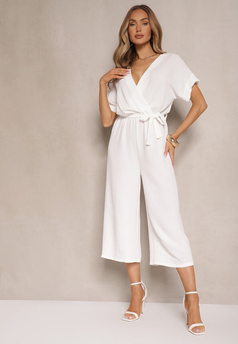 Biały Kopertowy Kombinezon o Prostym Kroju z Wiązanym Paskiem Tevenea