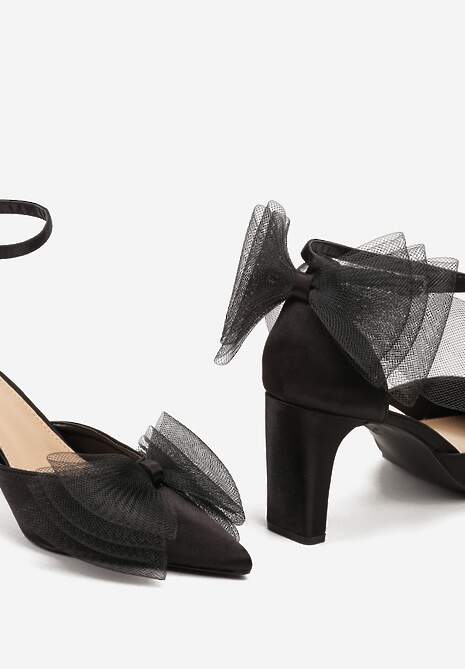 Czarne Czółenka Satynowe na Słupku Ozdobione Kokardą z Tiulu Vinivia