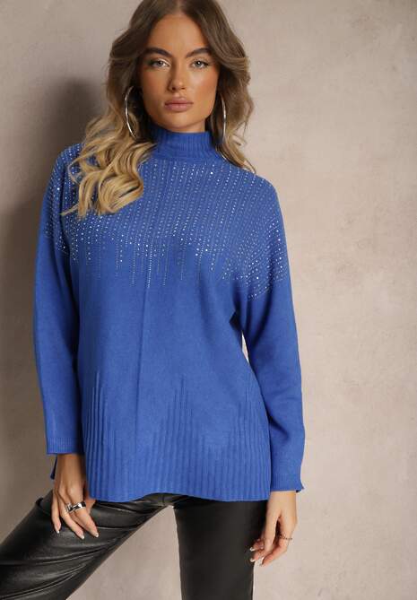 Niebieski Golf o Kroju Oversize z Eleganckim Cyrkoniowym Zdobieniem przy Dekolcie Melirra