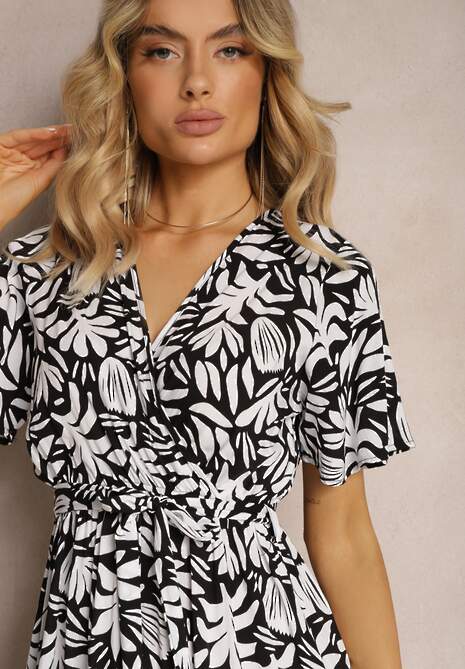 Czarno-Biała Wiskozowa Sukienka z Kopertowym Dekoltem z Gumką w Pasie i Materiałowym Dekoltem Gilemia