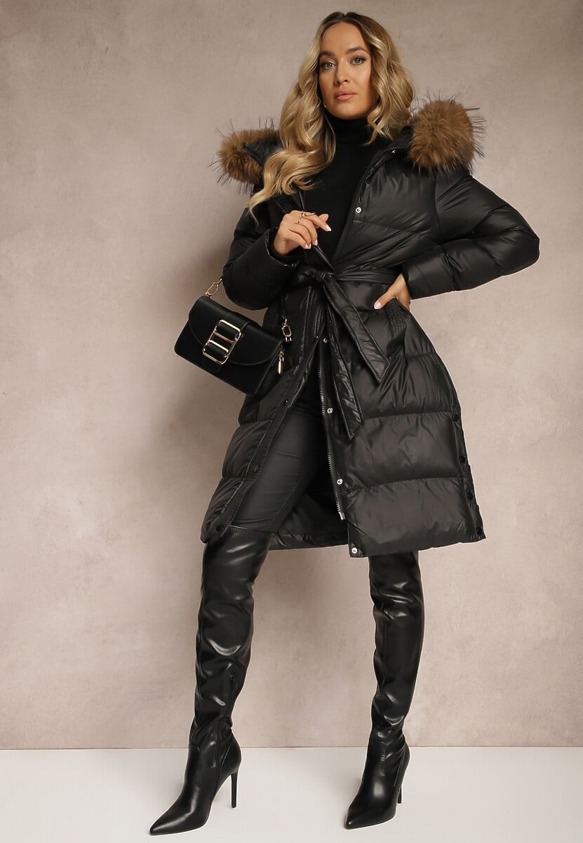 Czarna Kurtka Pikowana o Długim Kroju z Kapturem Wiązana w Pasie z Odpinanym Futerkiem Phorira