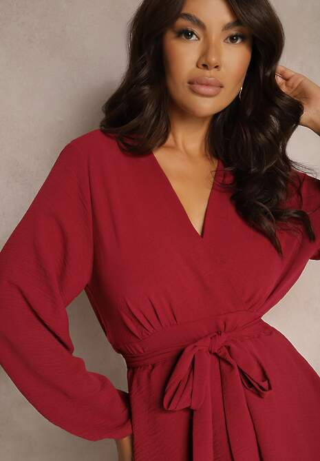 Bordowa Rozkloszowana Sukienka Kombinezon z Kopertowym Dekoltem i Falbanką Vomitta