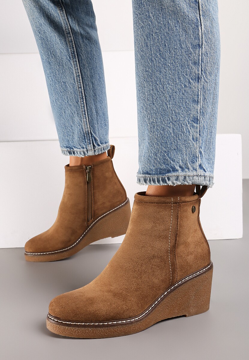 Ciemnobeżowe Botki na Koturnie Sztyblety z Ozdobnym Nitem Rievar