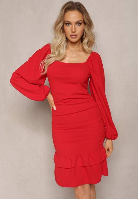 Czerwona Dopasowana Sukienka z Kwadratowym Dekoltem i Falbanką Arozza