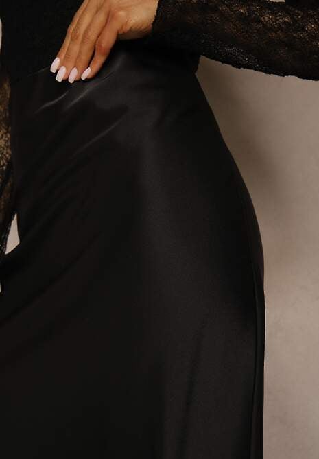Czarna Spódnica z Satyny Zdobiona Koronką Marefera