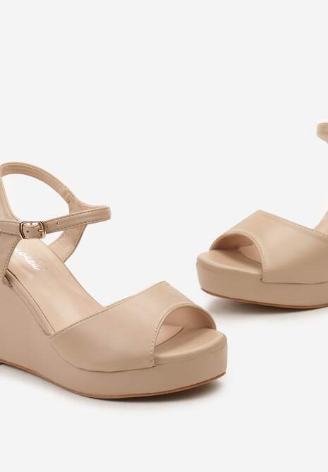 Beżowe Sandały z Imitacji Skóry na Koturnie z Paskiem Przy Kostce Zaela