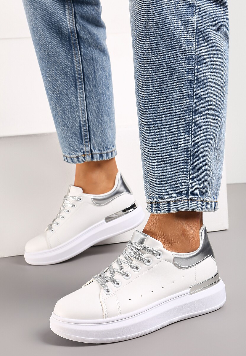 Biało-Srebrne Sneakersy z Brokatowymi Sznurowadłami i Metaliczną Wstawką na Platformie Vuriama