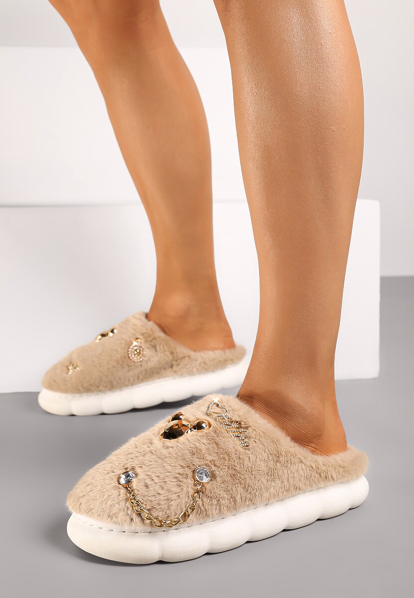 Ciemnobeżowe Kapcie na Płaskiej Podeszwie z Futerkiem Ozdobione Łańcuszkiem i Cyrkoniami Reanivia